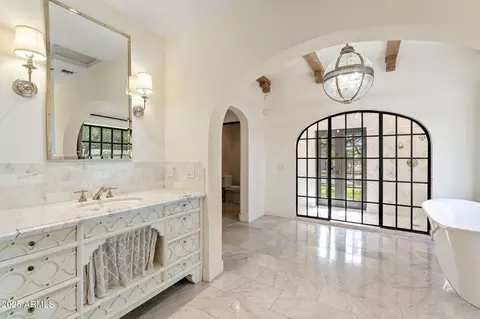 Bath - 135 E Maryland Ave, Phoenix, AZ 85012 photo 3 of 11