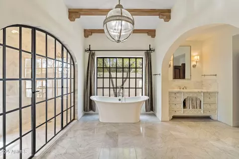 Bath - 135 E Maryland Ave, Phoenix, AZ 85012 photo 1 of 11