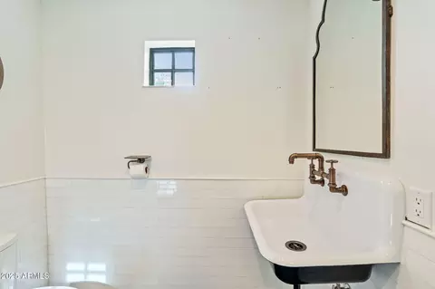 Bath - 135 E Maryland Ave, Phoenix, AZ 85012 photo 9 of 11