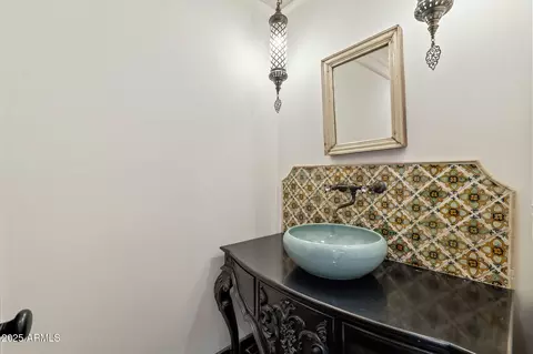 Bath - 135 E Maryland Ave, Phoenix, AZ 85012 photo 6 of 11
