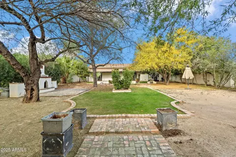 Exterior - 135 E Maryland Ave, Phoenix, AZ 85012 photo 14 of 16