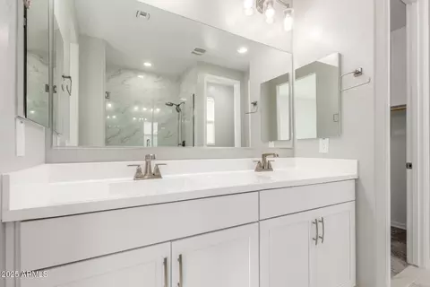 Bath - 737 E Betsy Ln, Gilbert, AZ 85296 photo 1 of 2