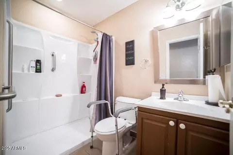 Bath - 3569 E Utopia Rd, Phoenix, AZ 85050 photo 1 of 1