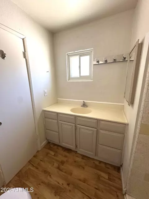 Bath - 775 E Cactus Dr, Globe, AZ 85501 photo 2 of 4