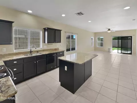 Kitchen - 2853 E Cathy Dr, Gilbert, AZ 85296 photo 5 of 7