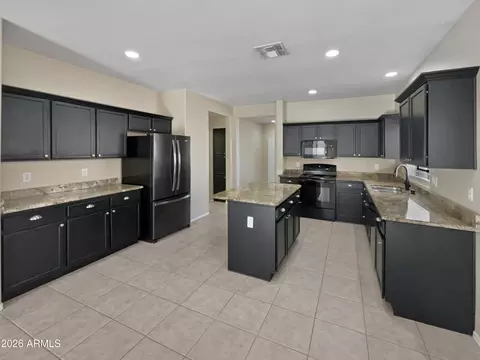 Kitchen - 2853 E Cathy Dr, Gilbert, AZ 85296 photo 4 of 7