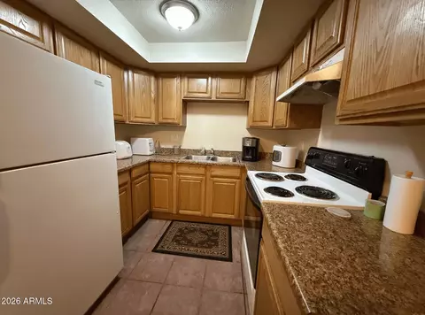 Kitchen - 1133 W North Ln, Phoenix, AZ 85021 photo 1 of 1