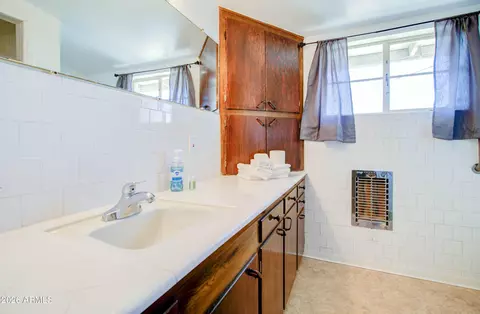 Bath - 877 E Sycamore St, Globe, AZ 85501 photo 1 of 8