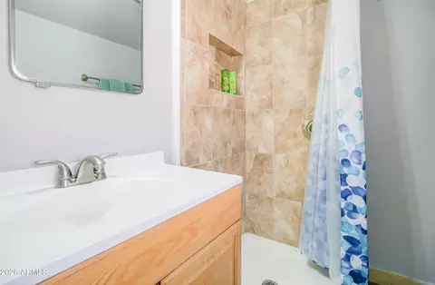 Bath - 877 E Sycamore St, Globe, AZ 85501 photo 5 of 8
