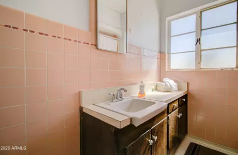 Bath - 877 E Sycamore St, Globe, AZ 85501 photo 3 of 8