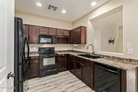 Kitchen - 3885 E Santa Fe Ln, Gilbert, AZ 85297 photo 2 of 3