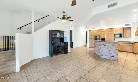 Entry Way - 1404 E Michelle Dr, Phoenix, AZ 85022 photo 2 of 3