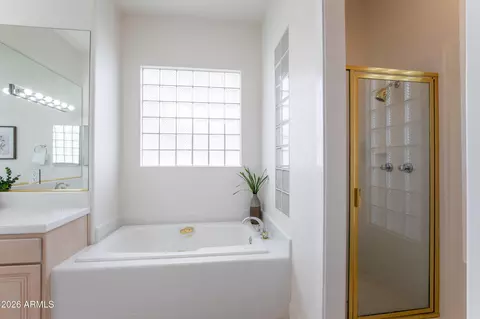 Bath - 3124 E Squaw Peak Cir, Phoenix, AZ 85016 photo 4 of 5