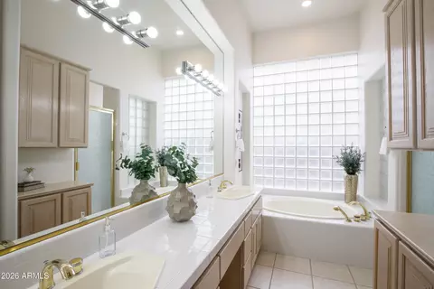 Bath - 3124 E Squaw Peak Cir, Phoenix, AZ 85016 photo 1 of 5