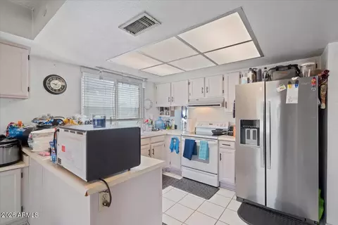 Kitchen - 1920 E Saint Catherine Ave, Phoenix, AZ 85042 photo 2 of 3