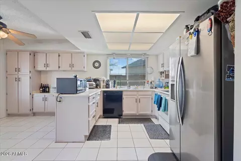 Kitchen - 1920 E Saint Catherine Ave, Phoenix, AZ 85042 photo 1 of 3