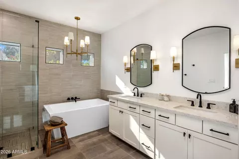 Bath - 4119 E Indianola Ave, Phoenix, AZ 85018 photo 2 of 4
