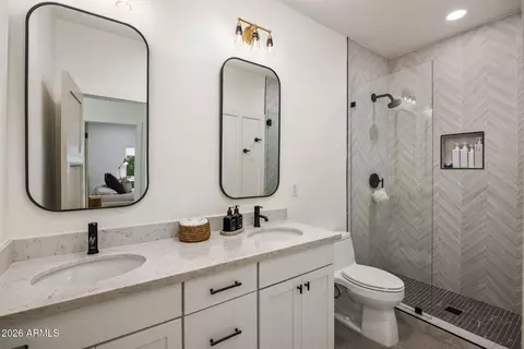 Bath - 4119 E Indianola Ave, Phoenix, AZ 85018 photo 3 of 4