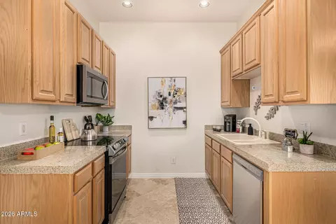 Kitchen - 344 E Bridle Ct, Gilbert, AZ 85295 photo 12 of 16