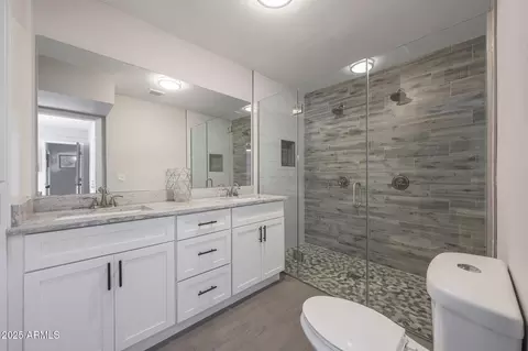 Bath - 523 W Coolidge St, Phoenix, AZ 85013 photo 1 of 4