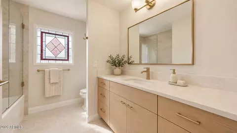 Bath - 2346 E Orangewood Ave, Phoenix, AZ 85020 photo 4 of 4