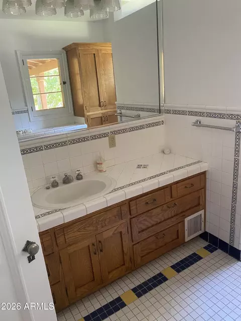 Bath - 520 E Orange Dr, Phoenix, AZ 85012 photo 2 of 3
