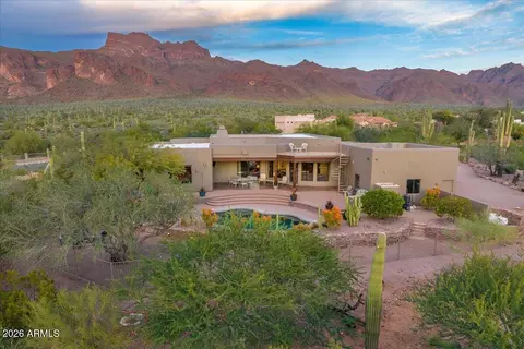 Exterior - 822 S Broadway Ln, Apache Junction, AZ 85119 photo 3 of 12