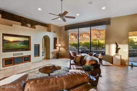 Living - 822 S Broadway Ln, Apache Junction, AZ 85119 photo 1 of 2