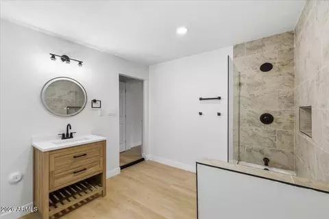 Bath - 4210 N 18th Ave, Phoenix, AZ 85015 photo 4 of 9