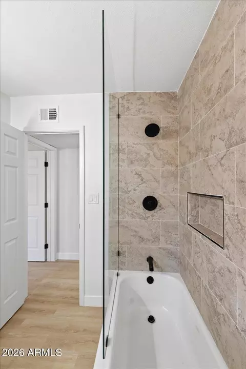 Bath - 4210 N 18th Ave, Phoenix, AZ 85015 photo 6 of 9