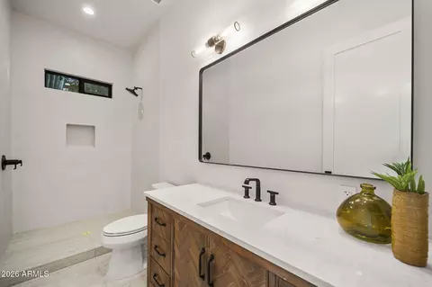 Bath - 4512 N 38th St, Phoenix, AZ 85018 photo 3 of 7