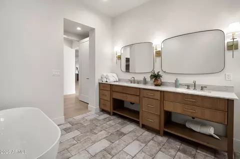 Bath - 4512 N 38th St, Phoenix, AZ 85018 photo 2 of 7