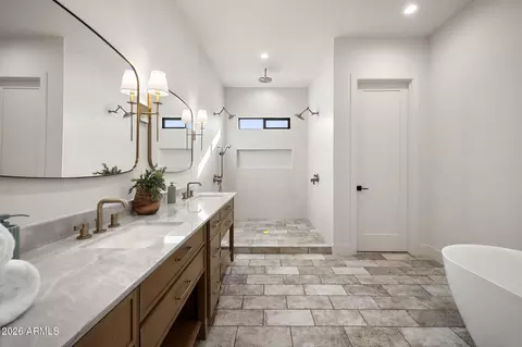 Bath - 4512 N 38th St, Phoenix, AZ 85018 photo 1 of 7
