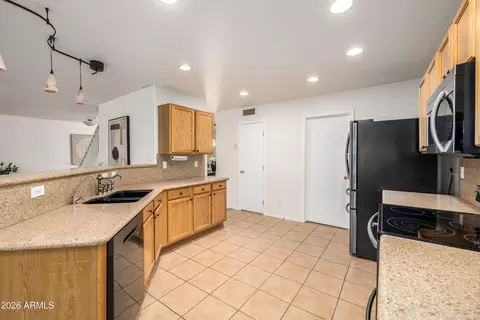 Kitchen - 2251 E Parkside Ln, Phoenix, AZ 85024 photo 5 of 5