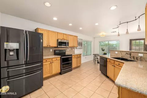Kitchen - 2251 E Parkside Ln, Phoenix, AZ 85024 photo 4 of 5
