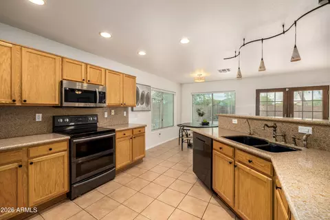 Kitchen - 2251 E Parkside Ln, Phoenix, AZ 85024 photo 3 of 5