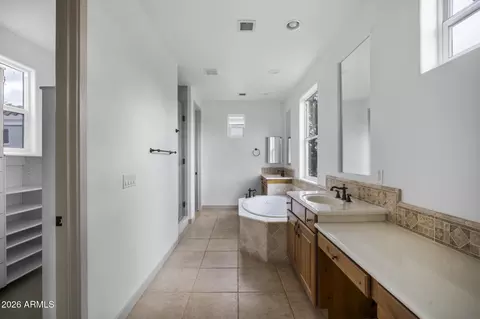 Bath - 2923 N 48th Pl, Phoenix, AZ 85018 photo 1 of 3