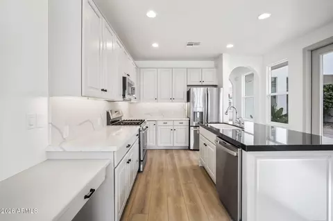 Kitchen - 2923 N 48th Pl, Phoenix, AZ 85018 photo 2 of 2
