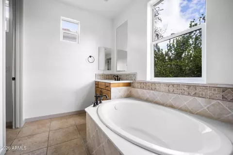 Bath - 2923 N 48th Pl, Phoenix, AZ 85018 photo 2 of 3