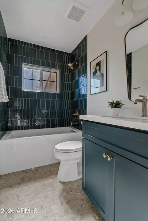 Bath - 2941 E Cheery Lynn Rd, Phoenix, AZ 85016 photo 3 of 4