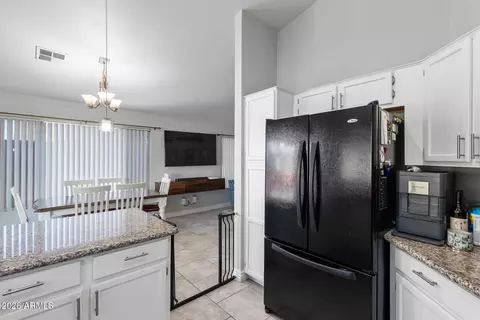 Kitchen - 164 W Mohawk Dr, Phoenix, AZ 85027 photo 3 of 4