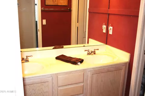Bath - 4624 E Robin Ln, Phoenix, AZ 85050 photo 3 of 4