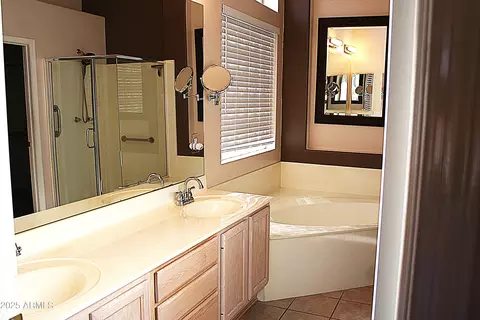 Bath - 4624 E Robin Ln, Phoenix, AZ 85050 photo 1 of 4