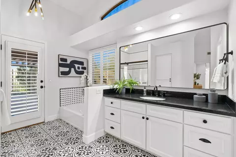 Bath - 4602 E Swilling Rd, Phoenix, AZ 85050 photo 1 of 5