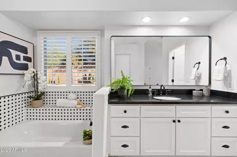 Bath - 4602 E Swilling Rd, Phoenix, AZ 85050 photo 2 of 5