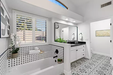 Bath - 4602 E Swilling Rd, Phoenix, AZ 85050 photo 4 of 5