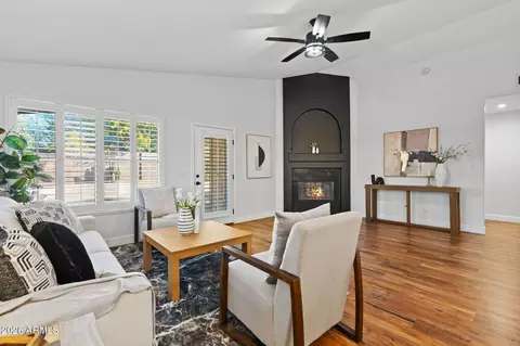 Living - 4602 E Swilling Rd, Phoenix, AZ 85050 photo 4 of 5