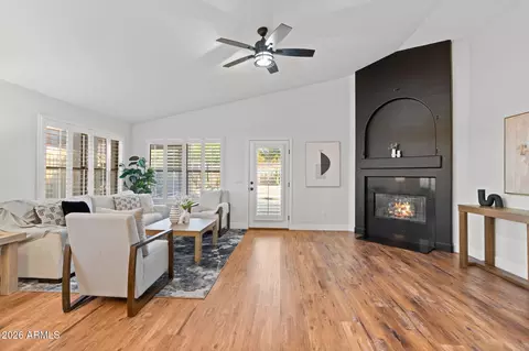 Living - 4602 E Swilling Rd, Phoenix, AZ 85050 photo 2 of 5