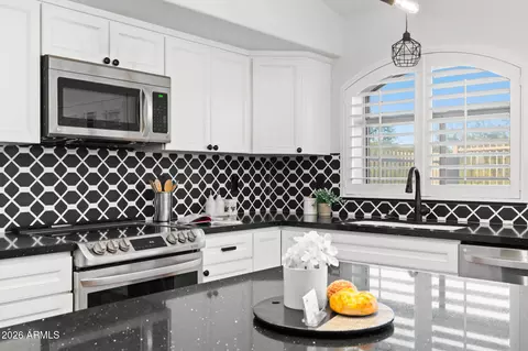Kitchen - 4602 E Swilling Rd, Phoenix, AZ 85050 photo 4 of 4