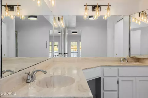 Bath - 1875 E State Ave, Phoenix, AZ 85020 photo 2 of 5